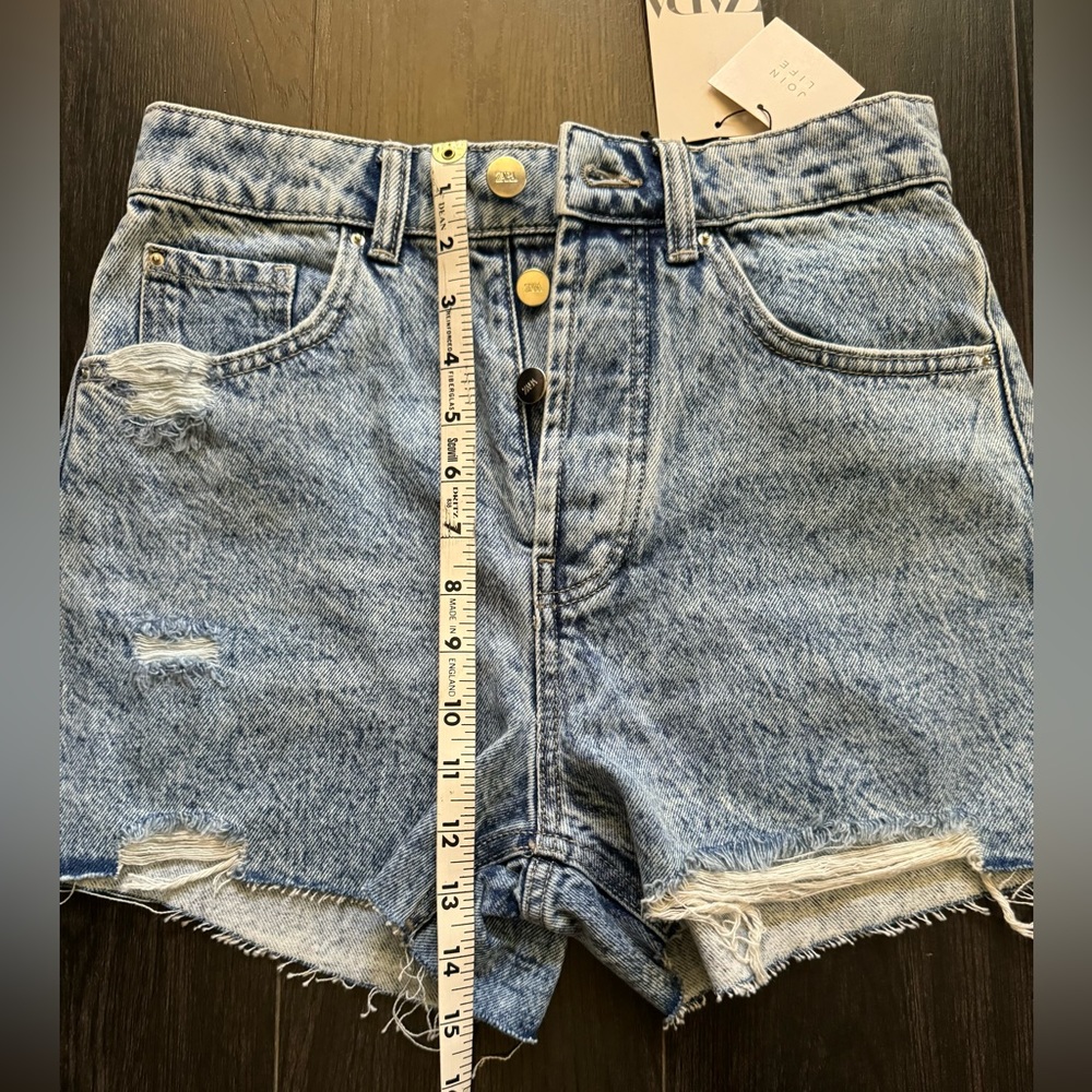 Zara high rises distressed Jean shorts with white label - Picture 9 of 9